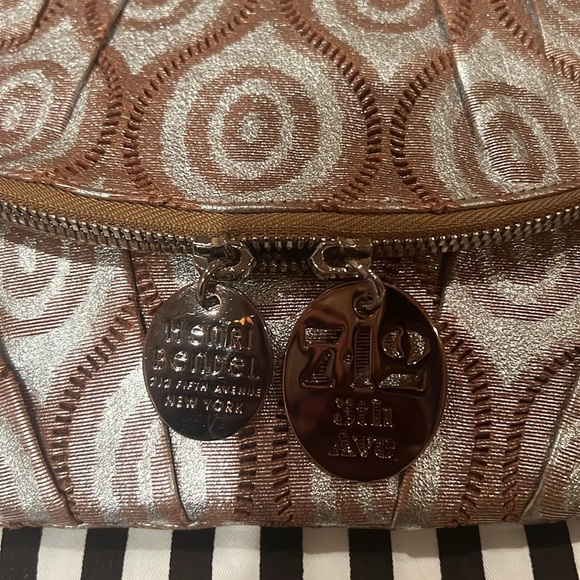 Henri Bendel ,  wristlet/clutch... Rare…Beautiful pattern designed. New - Picture 3 of 16